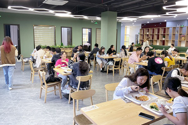 稱重自助餐走進學校 讓人抵抗不了的自助餐模式！